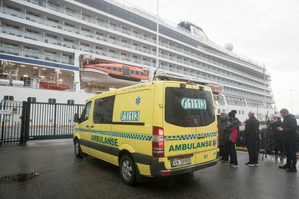 Redningsmannskaper på kaia i Molde ved Viking Sky søndag.