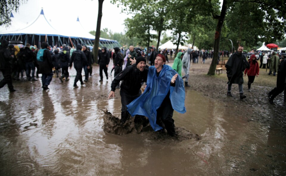 Regnet dempet ikke festen i nevneverdig grad for de mest hardbarkede festivalgjengerne. Regnet dempet ikke festen i nevneverdig grad for de mest hardbarkede festivalgjengerne.