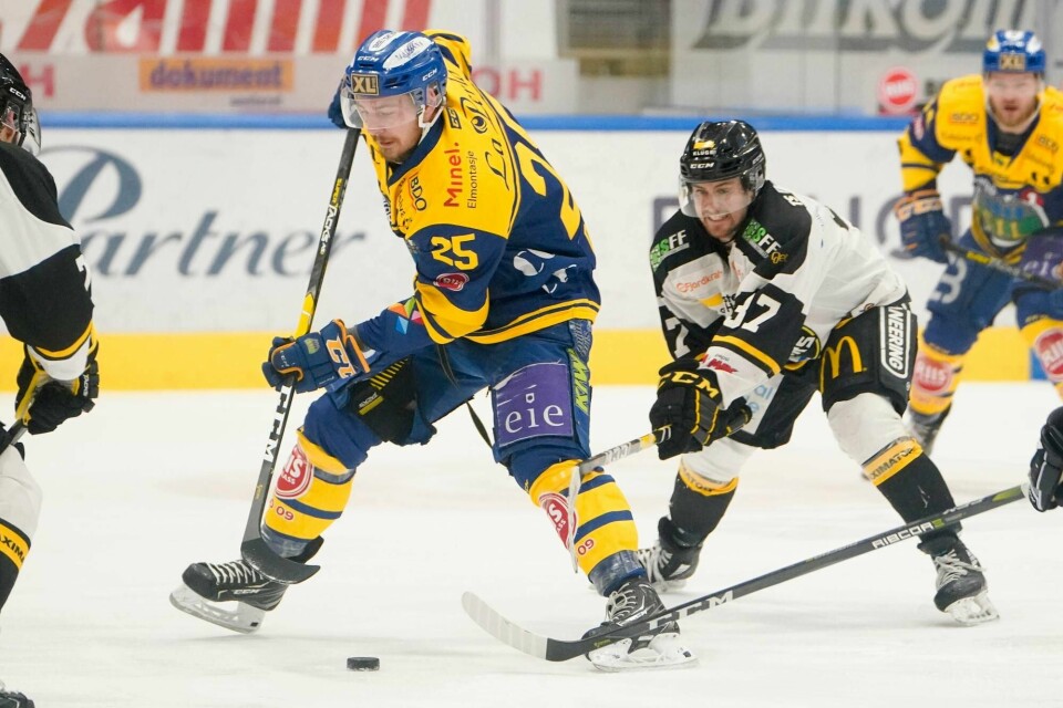 Storhamars Mikael Dokken (t.v) i duell med Stephan Vigier under den tredje semifinalen i NM-sluttspillet i ishockey mellom Storhamar og Stavanger i CC Amfi. Foto: Fredrik Hagen / NTB scanpix