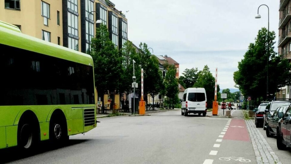 SNIKER SEG FORBI BOMMEN: Her kjører en bil gjennom bommen som nettopp har åpnet seg for bussen. Bystyrepolitiker Andreas Halse vil forby gjennomkjøring.