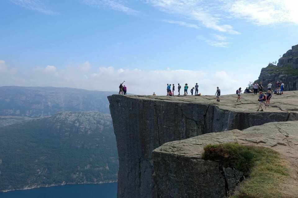 Turgåere tar selfie på Preikestolen. Over 250.000 personer tar hvert år turen opp til fjellplatået på nordsiden av Lysefjorden i Rogaland.