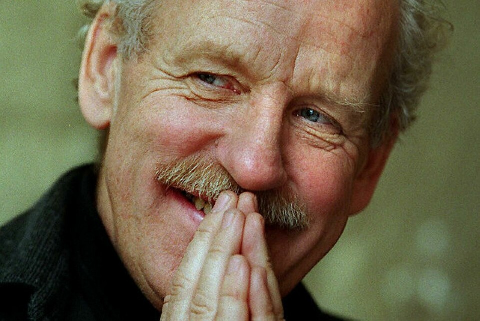 Jon Skolmen var med på å definere Norsk Rikskringkasting gjennom flere tiår. FOTO: GUSTAV P. JENSEN«Jon og en skrivemaskin», fra NRKs arkiver fra 1975. FOTO: NRK Jon Skolmen var med på å definere Norsk Rikskringkasting gjennom flere tiår. FOTO: GUSTAV P. JENSEN«Jon og en skrivemaskin», fra NRKs arkiver fra 1975. FOTO: NRK