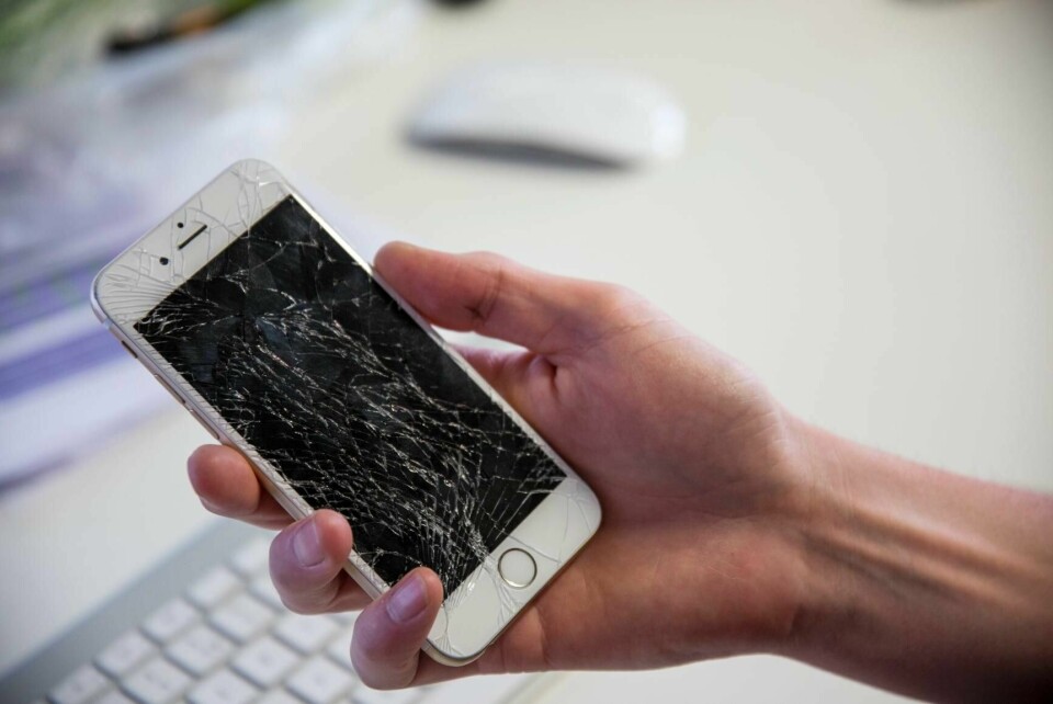 – Vi får daglig telefoner fra kunder som lurer på om reiseforsikringen dekker knust skjerm og uhell med mobilen. Men reiseforsikringen dekker dessverre ikke slike hendelige uhell, forteller Robin Wulff-Nilsen, avdelingsleder i KLP Skadeforsikring.