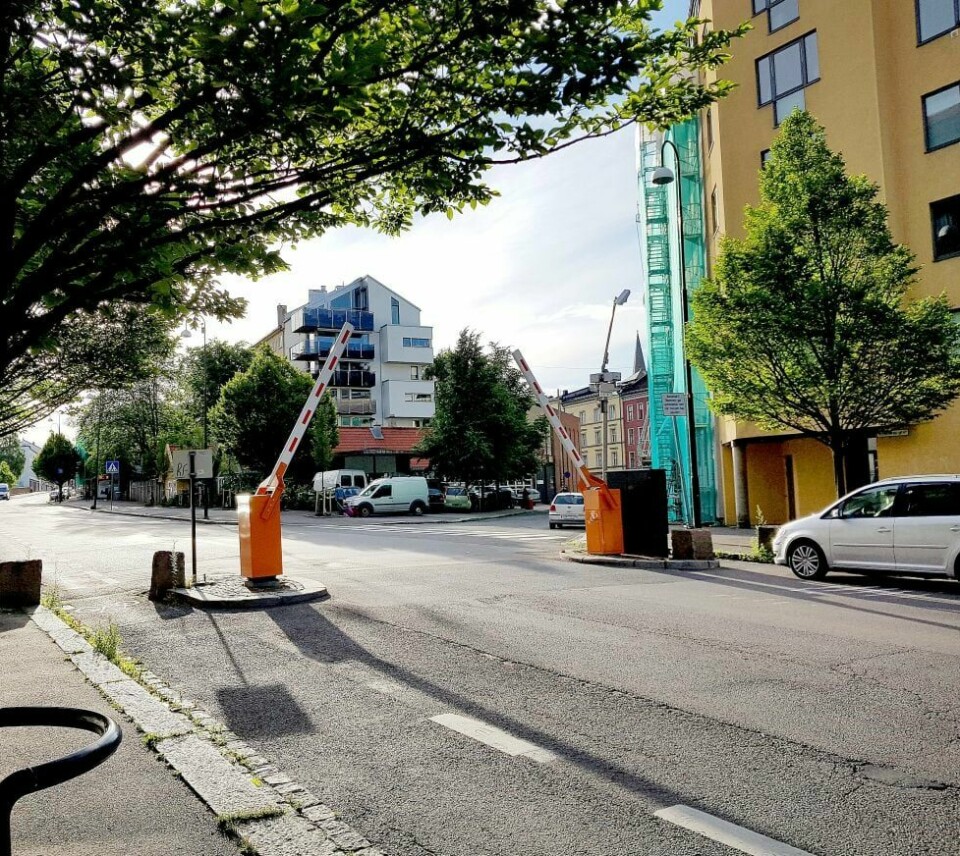 MANGELVARE: Se nøye på denne bommen. Mangler noe? Nei, det skal faktisk være lov å kjøre gjennom. Selv om det er bom. FOTO: ASLAK BORGERSRUD