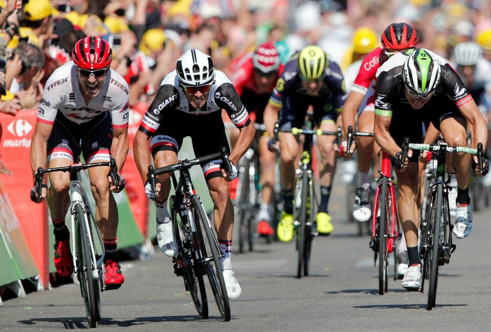 Michael Matthews var sterkest på dagens etappe i Touren, og holdt unna for en sterkt spurtende Edvald Boasson Hagen på oppløpet. Foto: Christophe Ena / AP.