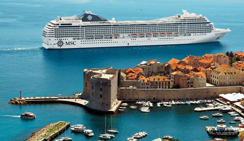 Cruiseskipet MSC Musica ruver over gamlebyen i Dubrovnik. FOTO: MSC