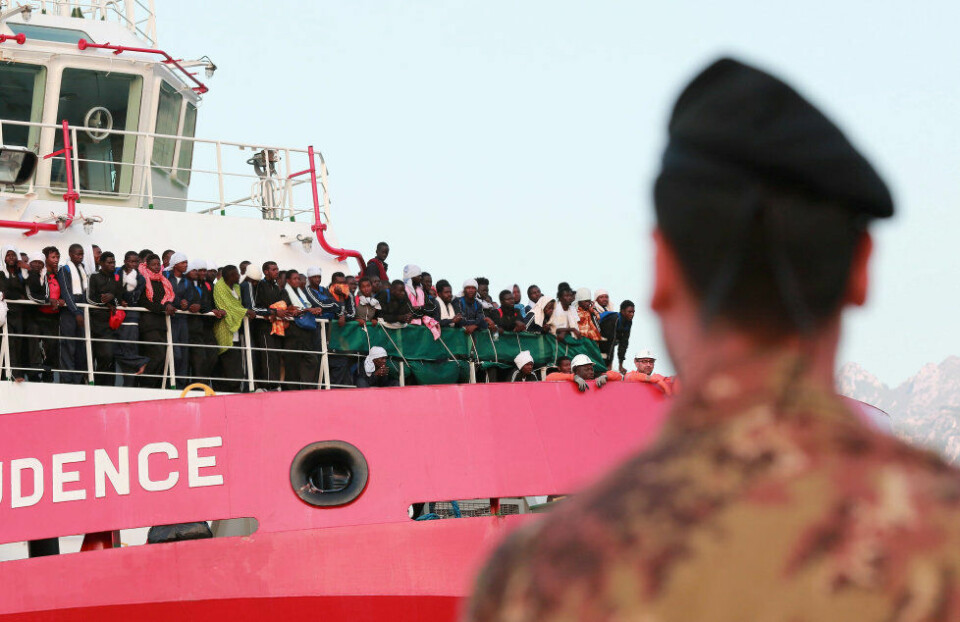 KRISE: Flyktninger og migranter står på dekk ombord på Leger uten grenser sitt italienske redningskip ved havnen i Salerno. Skipet reddet 935 personer 14. juli. FOTO: CARLO HERMANN/NTB SCANPIX KRISE: Flyktninger og migranter står på dekk ombord på Leger uten grenser sitt italienske redningskip ved havnen i Salerno. Skipet reddet 935 personer 14. juli. FOTO: CARLO HERMANN/NTB SCANPIX