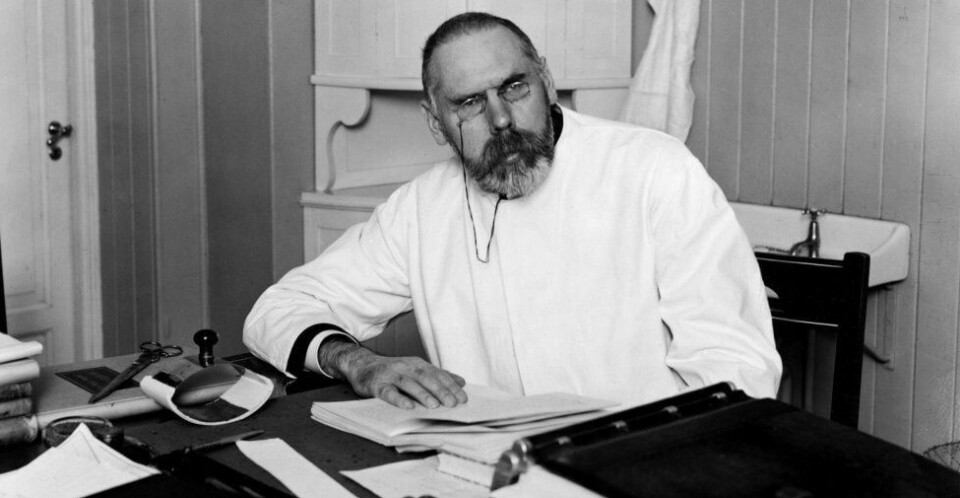 OMSTRIDT: Lege, psykiater og sosialpolitiker Johann Scharffenberg på sitt kontor i Oslo i 1930. Innleggforfatteren omtaler Scharffenberg som ideologen bak etnisk rensning i Norge og mener Oslo kommune sender svært uryddige signaler når den hedrer ham med en byste. FOTO: NTB SCANPIX