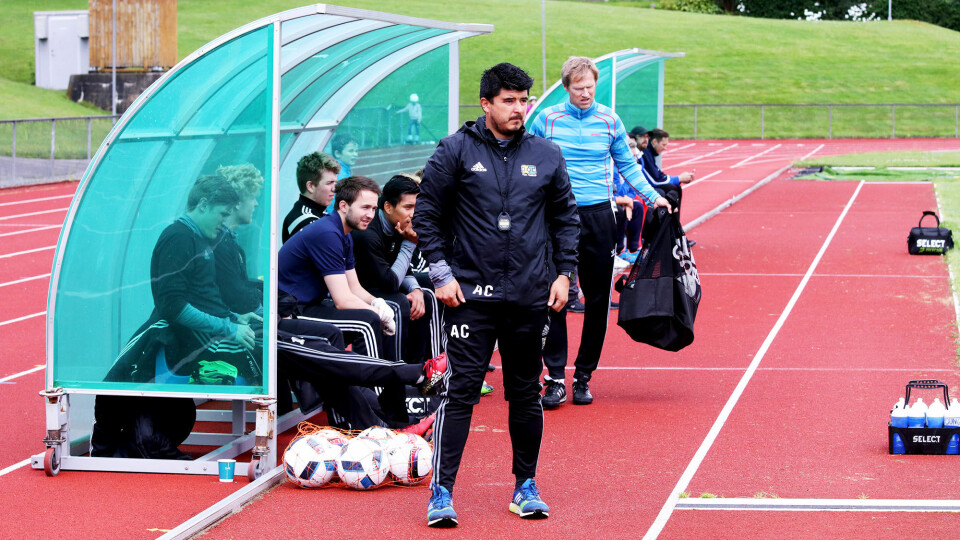 Sola-trener Arturo Cleveland var ikke fornøyd med det han så de første 45 minuttene, og tok grep i pausen. Det endte med fem mål og storseier. Foto: Pål Karstensen Sola-trener Arturo Cleveland var ikke fornøyd med det han så de første 45 minuttene, og tok grep i pausen. Det endte med fem mål og storseier. Foto: Pål Karstensen
