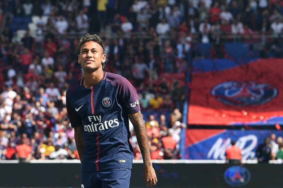 Neymar under sitt første møte med sine nye supportere i Paris lørdag.