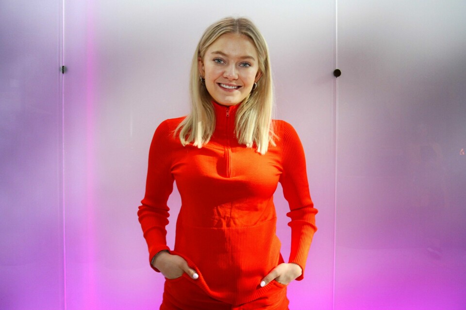 Astrid Smeplass (20) liker farger - og stilte i rødt foran lillaskimrende vegg. Det ble også foreviget for Instagram-kontoen hennes. På USA-turneen tar hun med egen fotograf. Foto: Gitte Johannessen/NTB
