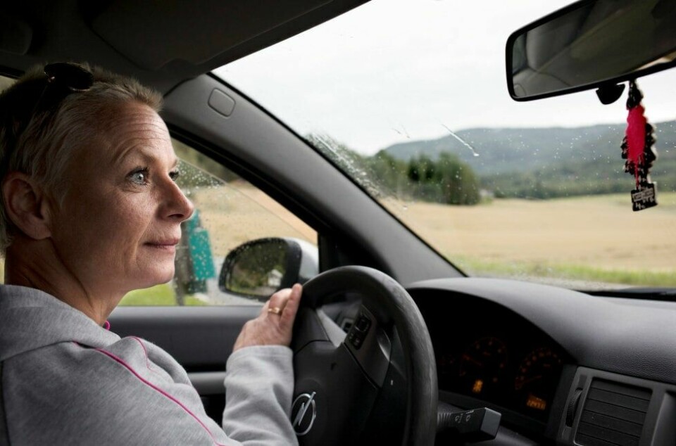 – Hvis folk ser et bilde av meg i bilen, tenker de sikkert at jeg har god råd. Jeg har fått bilen, og jeg har ikke lenger råd til å ha den. – Hvis folk ser et bilde av meg i bilen, tenker de sikkert at jeg har god råd. Jeg har fått bilen, og jeg har ikke lenger råd til å ha den.