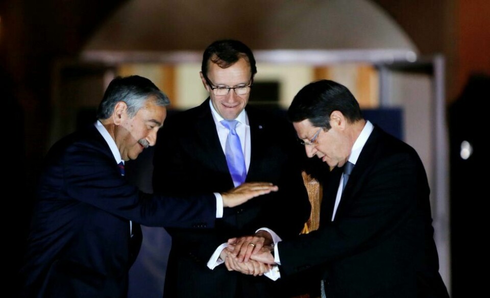 POSITIVE: Våren 2015 var optimismen stor rundt Kypros-forhandlingene. tyrkiskkypriotenes leder Mustafa Akinci (f.v.), FNs spesialutsending Espen Barth Eide og Kypros-president Nicos Anastasiades tar hverandre i hendene etter en middag på Ledra hotell. FOTO: PETROS KARADJIAS/NTB SCANPIX
