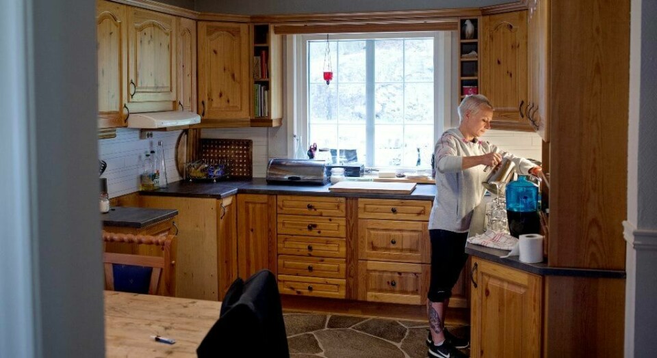 Ragnhild Elisabeth Stensholt bor i dag i et hus på bygda, men trygda strekker ikke til. Hun vurderer nå å flytte inn i en campingvogn. Ragnhild Elisabeth Stensholt bor i dag i et hus på bygda, men trygda strekker ikke til. Hun vurderer nå å flytte inn i en campingvogn.
