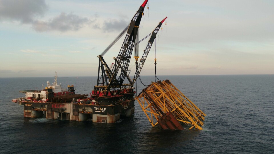Bildetekst tc1b8328:
Den første synlige delen av oljefeltet Johan Sverdrup kom på plass i slutten av juni. Det skjedde da 26.000 tonn stål ble senket ned på Utsirahøyden, 200 kilometer vest for rogalandskysten. Foto: Jan Arne Wold, Statoil/NTB scanpix
