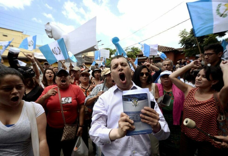 SPENT: Det er dramatiske dager i Guatemala, et land Norge har hatt et sterkt engasjement i over en årrekke. Disse demonstrantene protesterte mot president Jimmy Morales søndag. FOTO: FABRICIO ALONZO/NTB SCANPIX