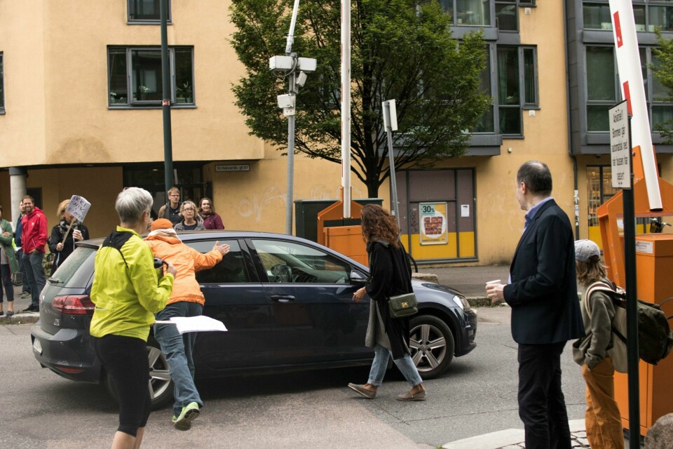 Lot seg ikke stoppe: En bil kjører rett gjennom både bom og demonstranter under aksjonen mandag morgen.