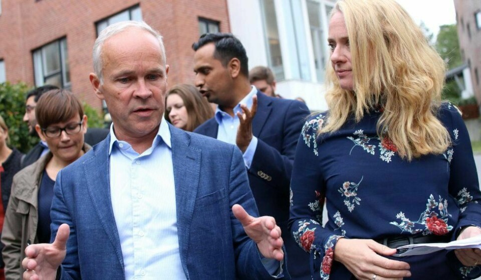 Kommunalminister Jan Tore Sanner lovet torsdag å fornye områdeløftet i bydel Søndre Nordstrand. Med til Holmlia var også arbeidsminister Anniken Hauglie og Høyre-representant Mudassar Kapur (bak).