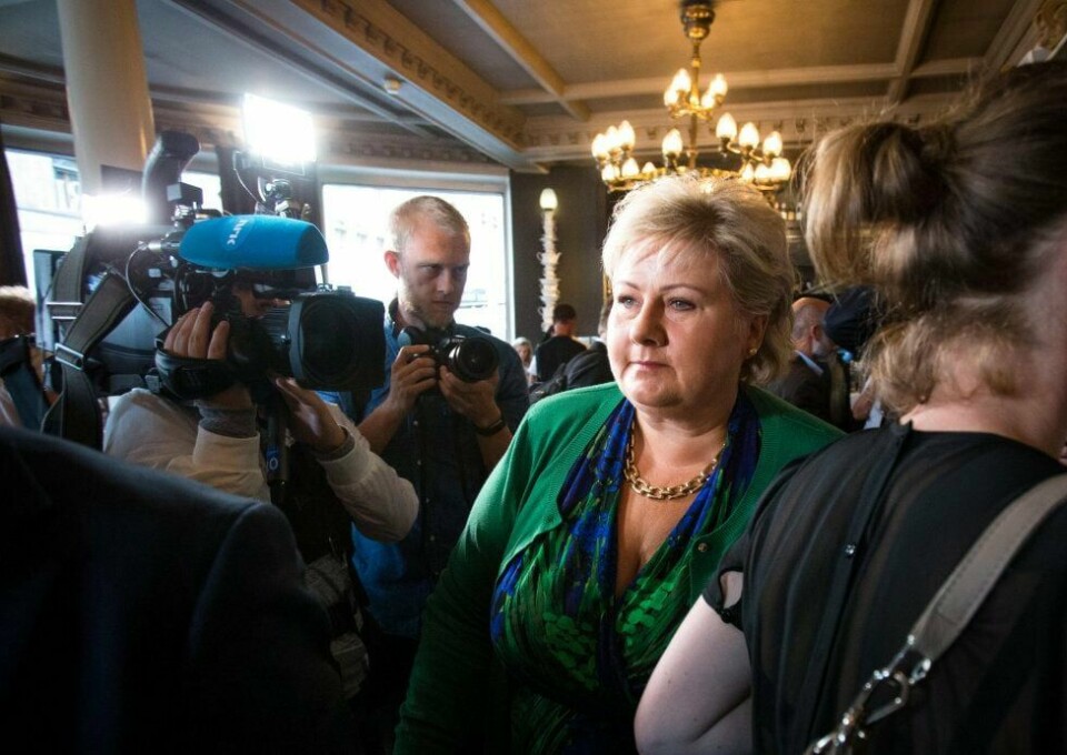 Statsminister Erna Solberg omgitt av deler av norsk mediebransje, like før duell med Jonas Gahr Støre. Nå må hun forholde seg til enda en ny nettavis.
