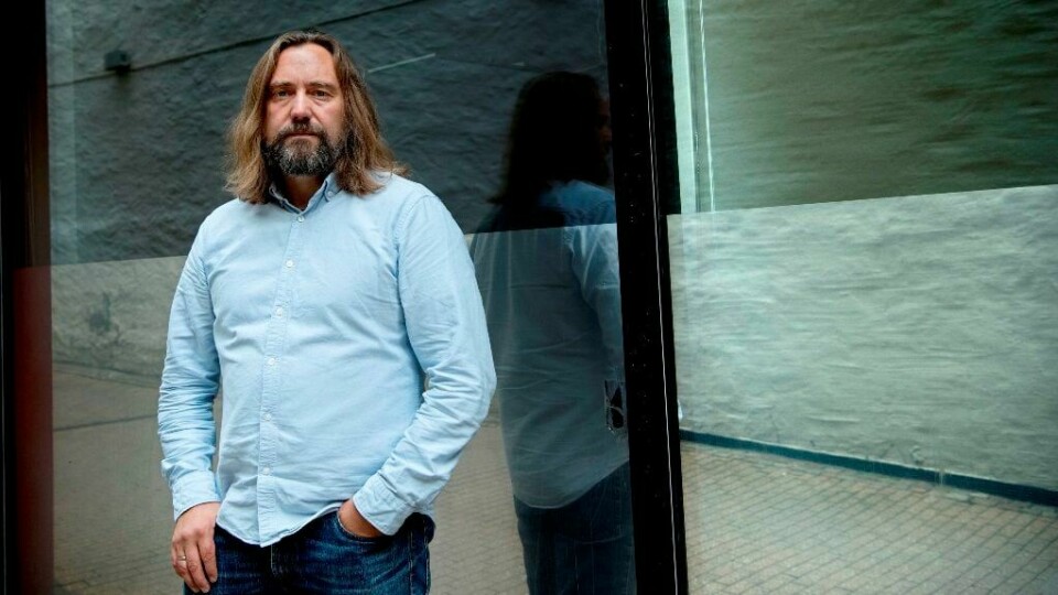 Carl Frode Tillers nyeste roman, «Begynnelser» springer ut fra et teaterstykke han skrev til Trøndelag Teater. Men romanen er en utvidelse, med flere episoder enn sceneversjonen hadde.