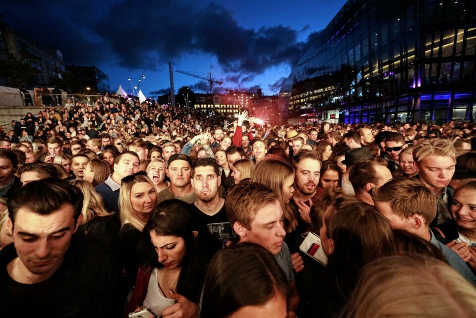 Mye folk og god stemning under Utopias første dag. Politiet sier seg også fornøyd. Foto: Roy Storvik