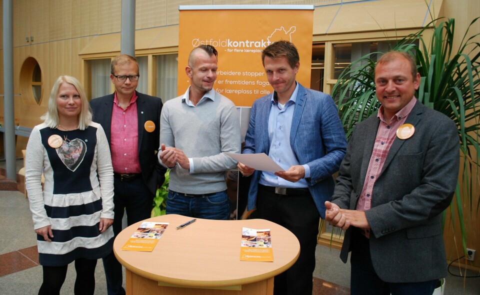SAMMEN FOR FLERE LÆRLINGER: Daglig leder Erik Igesund Engen (nr. 2 f.h.) og Trigonor AS er første Østfold-bedrift som signerer Østfoldkontrakten for flere læreplasser. Her sammen med Elin Tvete (Sp) fra Østfold fylkeskommune, Roald Gulbrandsen fra NHO Østfold og Ulf Lervik fra LO Østfold.