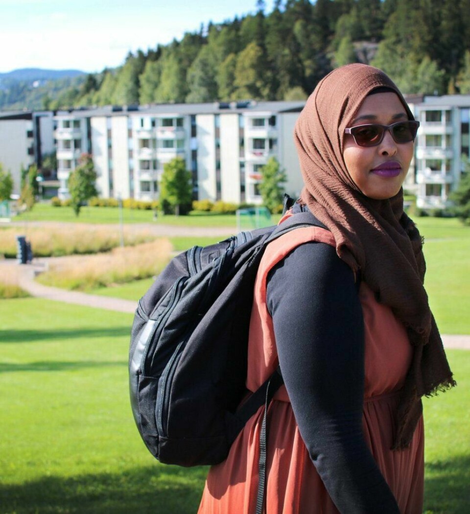 Mona Aden Barre (34) synes ikke ordningen med praksisplasser for å få arbeidsledige ut i jobb fungerte særlig godt. Hun har selv tatt grep og satt seg på skolebenken.