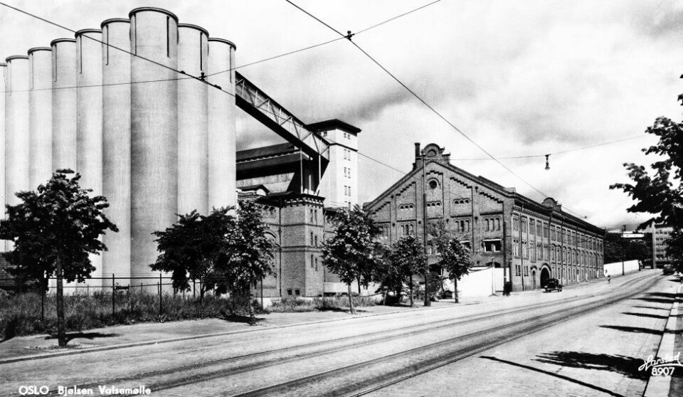 Bjølsen Valsemølles første silo ble oppført 1896 og revet i 1925. Silo nr. 2 (mellom de to høye) sto ferdig i 1902. Den hadde ytter vegger av teglstein og indre vegger av tre fordi murstein ville ta for mye av plassen mellom beholderne. Silo nr. 3 (t.h.) sto ferdig i 1926 og nr. 4 i jernbetong og funksjonalistisk stil, i 1939. Pakkhus fra 1908 til høyre. Bjølsen Valsemølles første silo ble oppført 1896 og revet i 1925. Silo nr. 2 (mellom de to høye) sto ferdig i 1902. Den hadde ytter vegger av teglstein og indre vegger av tre fordi murstein ville ta for mye av plassen mellom beholderne. Silo nr. 3 (t.h.) sto ferdig i 1926 og nr. 4 i jernbetong og funksjonalistisk stil, i 1939. Pakkhus fra 1908 til høyre.