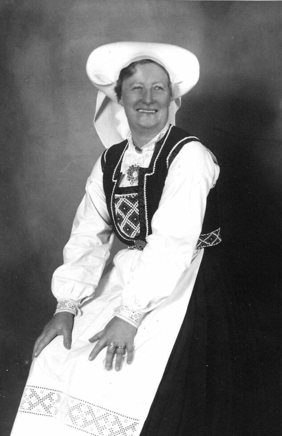 Olga Bjoner i sin hardangerbunad. Familien kom vestfra, men hun vokste opp i Askim og giftet seg til et gårdsbruk i Hobøl. FOTO: FRA BOKA «FØRERKVINNEN»/PRIVAT Olga Bjoner i sin hardangerbunad. Familien kom vestfra, men hun vokste opp i Askim og giftet seg til et gårdsbruk i Hobøl. FOTO: FRA BOKA «FØRERKVINNEN»/PRIVAT
