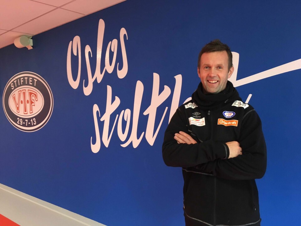 Ronny Deila i spillertunnellen etter tirsdagens trening. Han ser bare framover med Vålerenga.