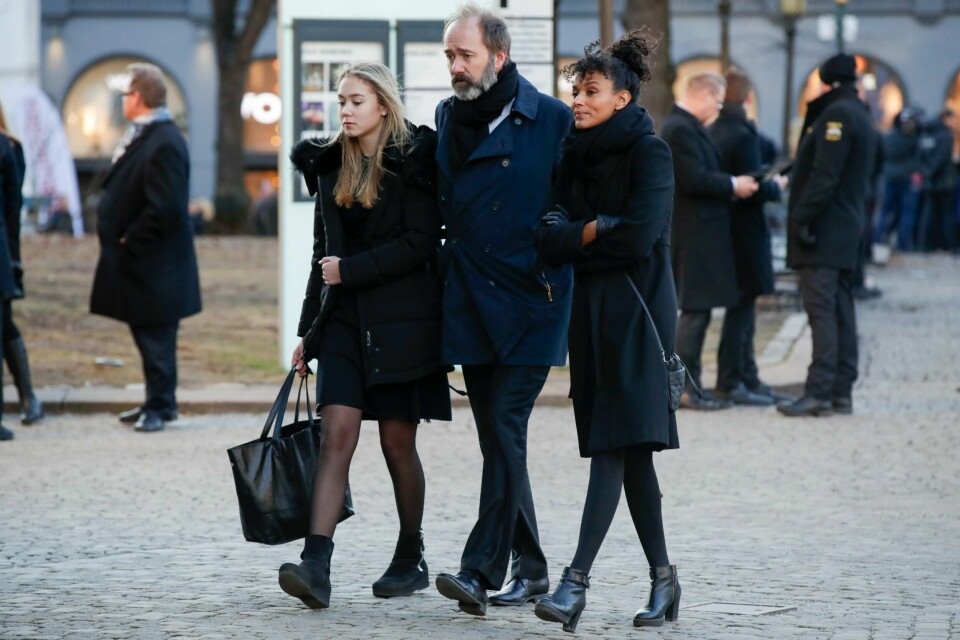 Trond Giske med sin datter Una t.v. og kone Haddy Njie på vei til bisettelsen av Ari Behn i Oslo domkirke.