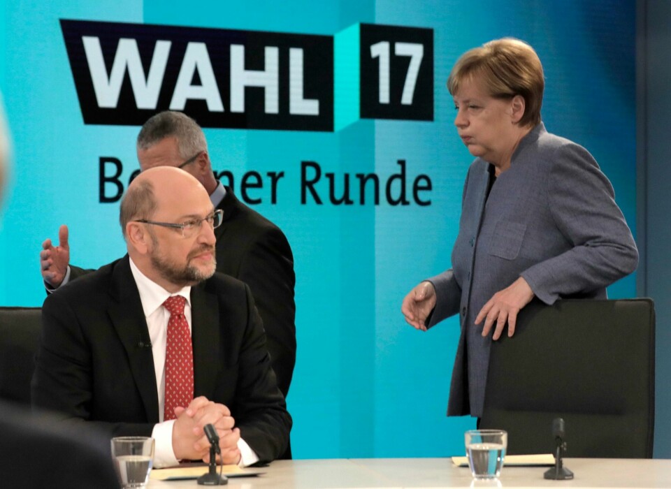 SPDs leder Martin Schulz og statsminister Angela Merkel foran partilederdebatten på tysk fjernsyn søndag kveld.