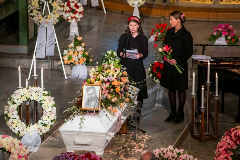 Maud Angelica Behn satte et portrett hun selv har tegnet på kisten og holdt minneord for sin far Ari Behn under bisettelsen i Oslo domkirke. Prinsesse Märtha Louise til høyre.