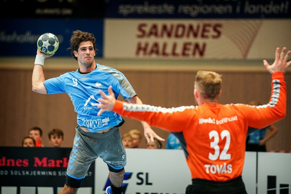 Abel Nagy og Sandnes håndball kunne juble for sin første seier i Eliteserien i håndball onsdag. Her fra årets åpningskamp mot Bækkelaget. Foto: Roy Storvik