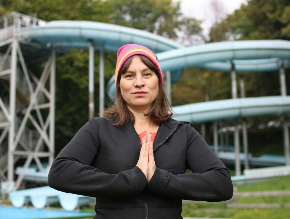 KLAR: Idrettsbyråd Rina Mariann Hansen har nok ikke tenkt å rive vannsklia på Frognerbadet egenhendig, men velger likevel å tøye litt på håndleddene. FOTO: ASLAK BORGERSRUD