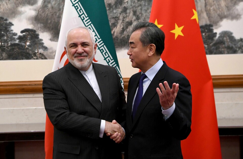 Kinas utenriksminister Wang Yi (t.h), oppfordrer USA om å søke dialog med Iran. Her i møte med sin Iranske motpart Mohammad Javad Zarif (t.v)