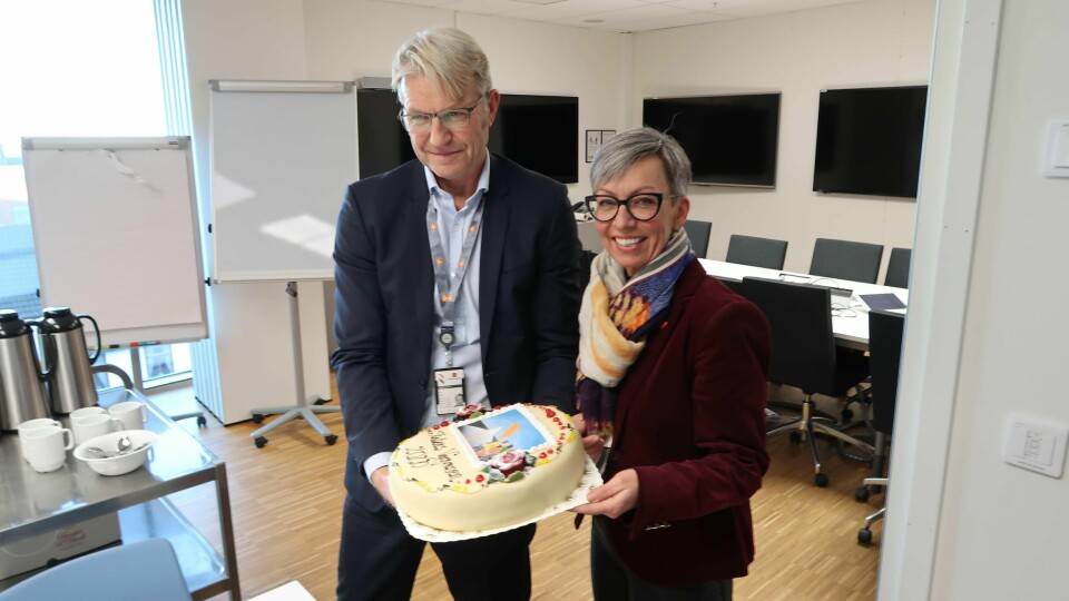 Divisjonsdirektør Vidar Lødrup spanderte marsipankake på ordfører Hanne Tollerud. Bakgrunnen er at Statens vegvesen er blitt kraftig omorganisert i 2019, men at etaten fortsatt vil ha mange arbeidsplasser i Moss.