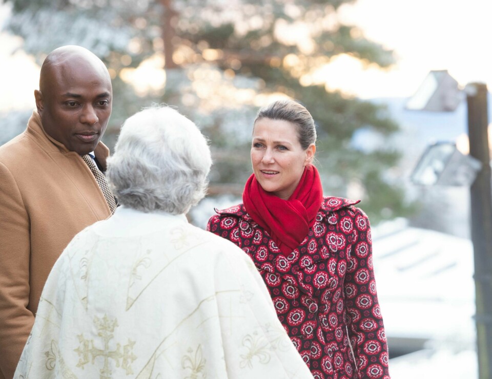 Prinsesse Märtha Louise og kjæresten Durek Verrett i samtale med sogneprest Jan-Erik Heffermehl utenfor Holmenkollen kapell etter gudstjenesten første juledag.