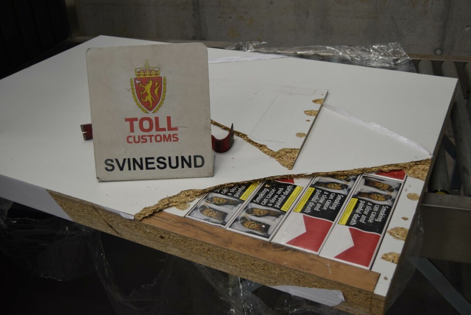 Da tollerne brøt opp den ene av platene fikk de bekreftet mistankene sine. Da tollerne brøt opp den ene av platene fikk de bekreftet mistankene sine.