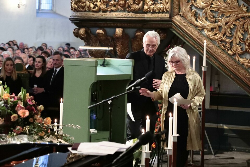 Oslo 20200103. Ari Behns mor og far, Marianne Behn og Olav Bjørshol under bisettelsen i Oslo domkirke.POOLFoto: Lise Åserud / NTB scanpix Oslo 20200103. Ari Behns mor og far, Marianne Behn og Olav Bjørshol under bisettelsen i Oslo domkirke.POOLFoto: Lise Åserud / NTB scanpix