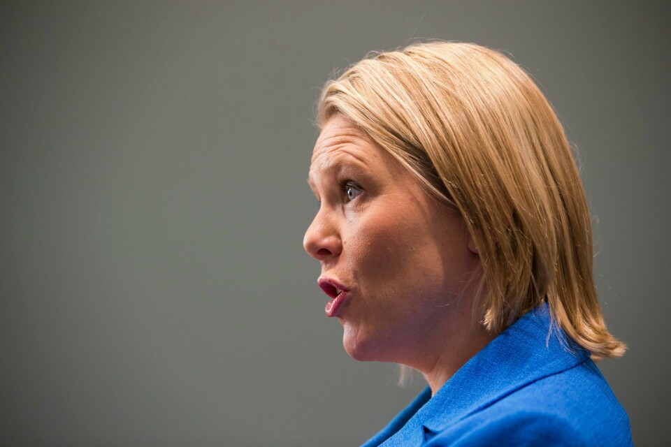 Frp-lestleder og olje- og energiminister Sylvi Listhaug er kraftig uenig i sin egen regjerings avgjørelse om å hente en IS-mor og hennes to barn til Norge.