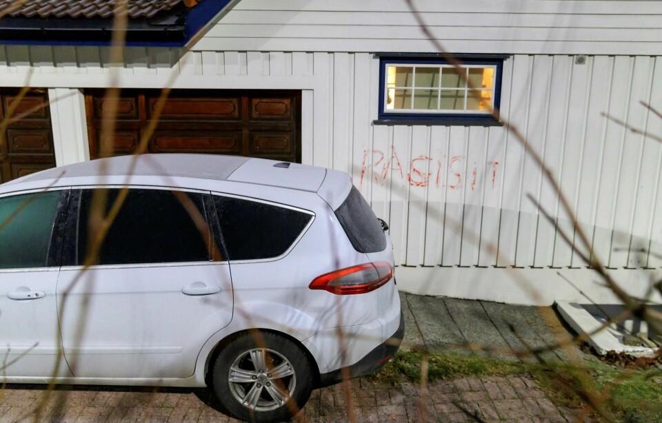 6. desember: Natt til torsdag 6. desember ble ordene «rasist» og det feilstavede «rasisit» tagget på en bil og på huset til justisminister Tor Mikkel Wara. Foto: Cornelius Poppe/NTB scanpix 6. desember: Natt til torsdag 6. desember ble ordene «rasist» og det feilstavede «rasisit» tagget på en bil og på huset til justisminister Tor Mikkel Wara. Foto: Cornelius Poppe/NTB scanpix