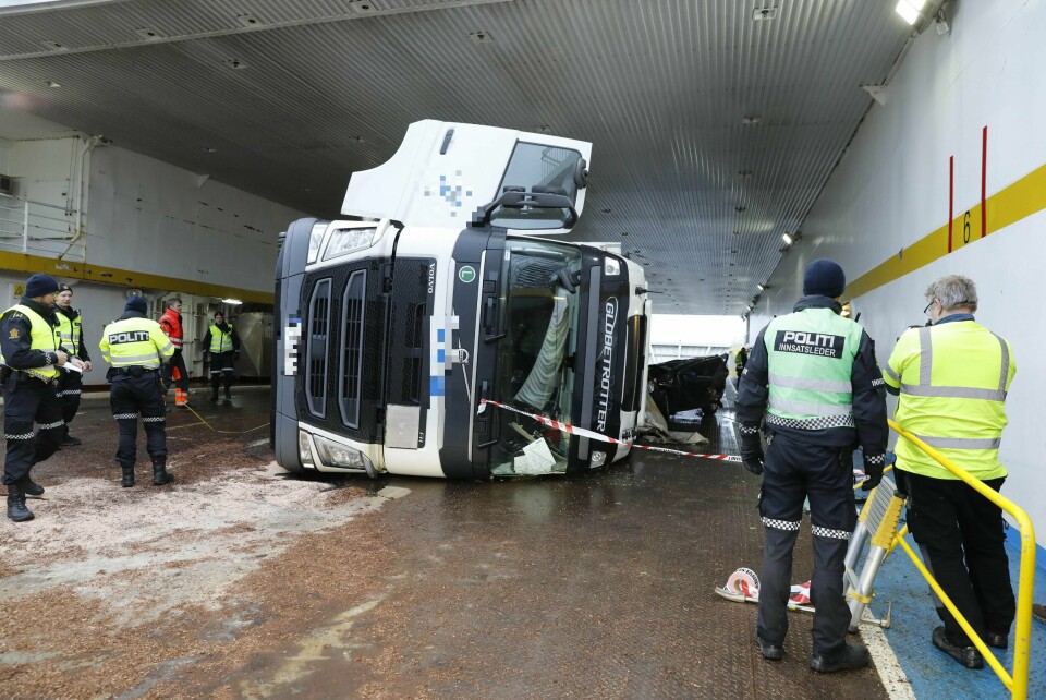Føreren av lastebilen ble lettere skadet i velten. Lastebilen traff en rekke personbiler om bord Bastøferja.