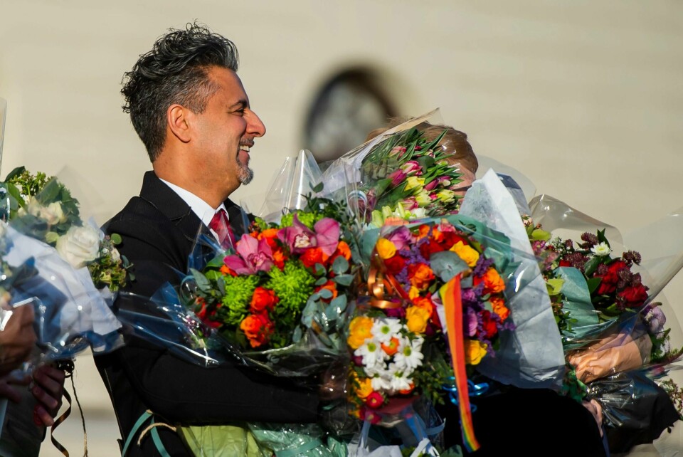 Abid Raja fikk et helt blomsterhav da han måtte på Slottsplassen som nyutnevnt kulturminister.