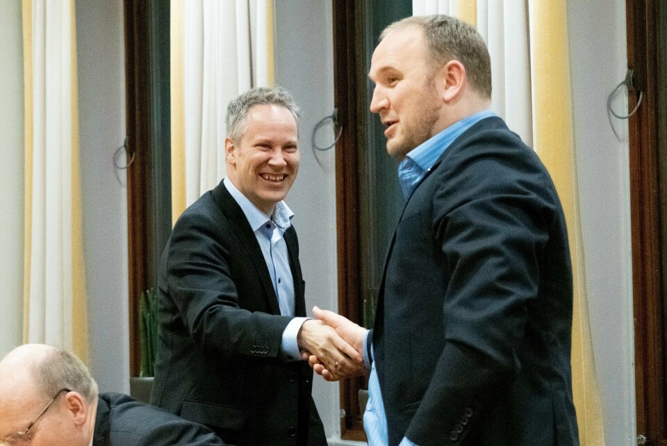 Østfold-ordførere møtte samferdselsminister Jon Georg Dale (Frp) (til høyre) til hastemøte på Stortinget onsdag etter nye jernbanetall. Her hilser han på ordfører Jon-Ivar Nygård (Ap) i Fredrikstad kommune.