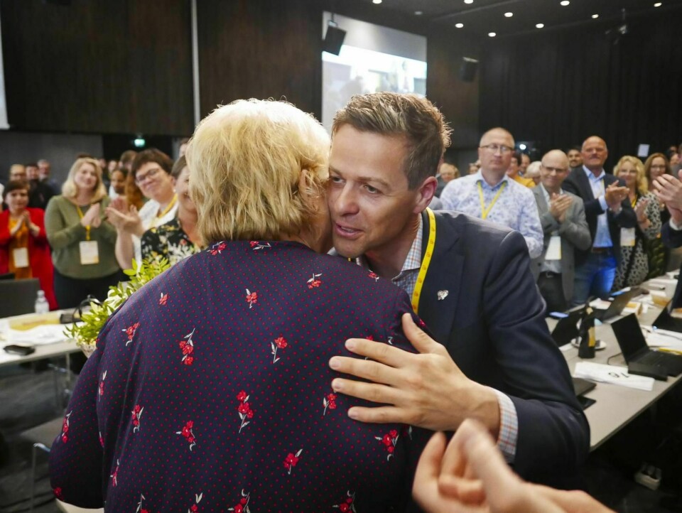Knut Arild Hareide får en god klem av Erna Solberg på KrF-landsmøte på Sola i fjor vår. Hareide satset alt og tapte, men kan nå være aktuell til en statsrådspost i regjeringen Solberg. Foto: Marius Helge Larsen/NTB scanpix