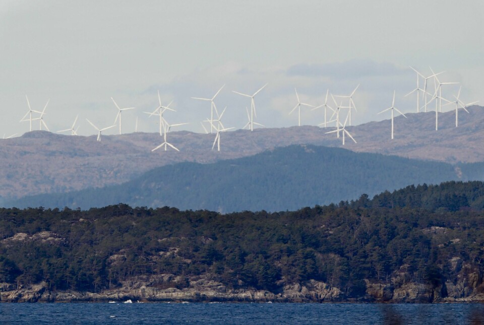 Jo flere vindturbiner som har blitt bygd, jo større har motstanden mot dem blitt. Samtidig holder tilhengerne av vindkraft knallhardt på at vi trenger mer slik energi. I Midtfjellet vindpark i Fitjar kommune, produseres det allerede mye av den, blant annet ved hjelp av disse vindturbinene.