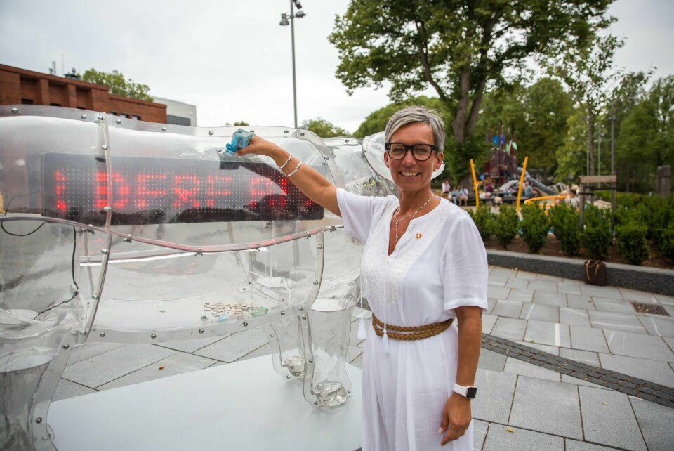 Moss kommune har fått utbetalt 27.892.000 kroner. Her ved ordfører Hanne Tollerud (Ap) foran sparegrisen og kunstprosjektet «PIG», som sto utstilt i Moss i 2018.