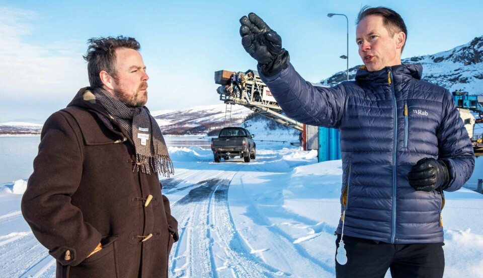 Gjennom demokratiske og grundige prosesser har Nussir fått bred tilslutning for sitt prosjekt i kommunen, fylket og nå sist i hovedstaden, skriver Øystein Rushfeldt. I april i fjor besøkte næringsminister Torbjørn Røe Isaksen (t.v.) gruveområdet, og ble vist rundt av Rushfeldt. Foto: Ole Berg-Rusten/NTB scanpix