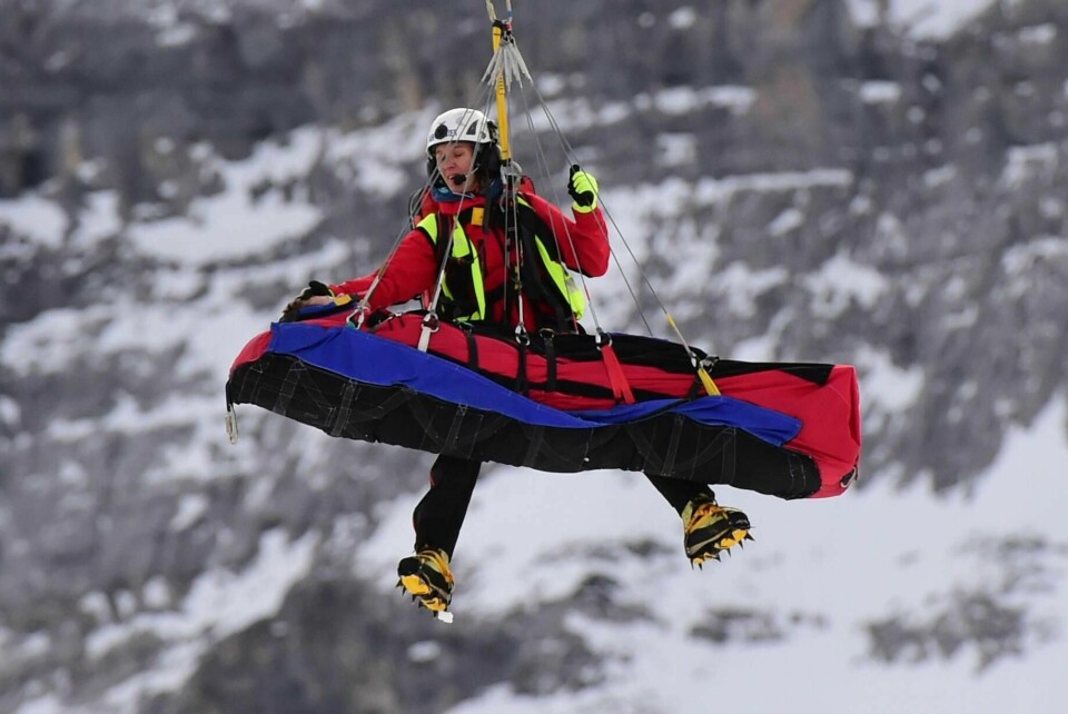 Adrian Smiseth Sejersted hentes i helikopter etter falle ti Wengen fredag. Nå er det klart at sesongen hans er over.
